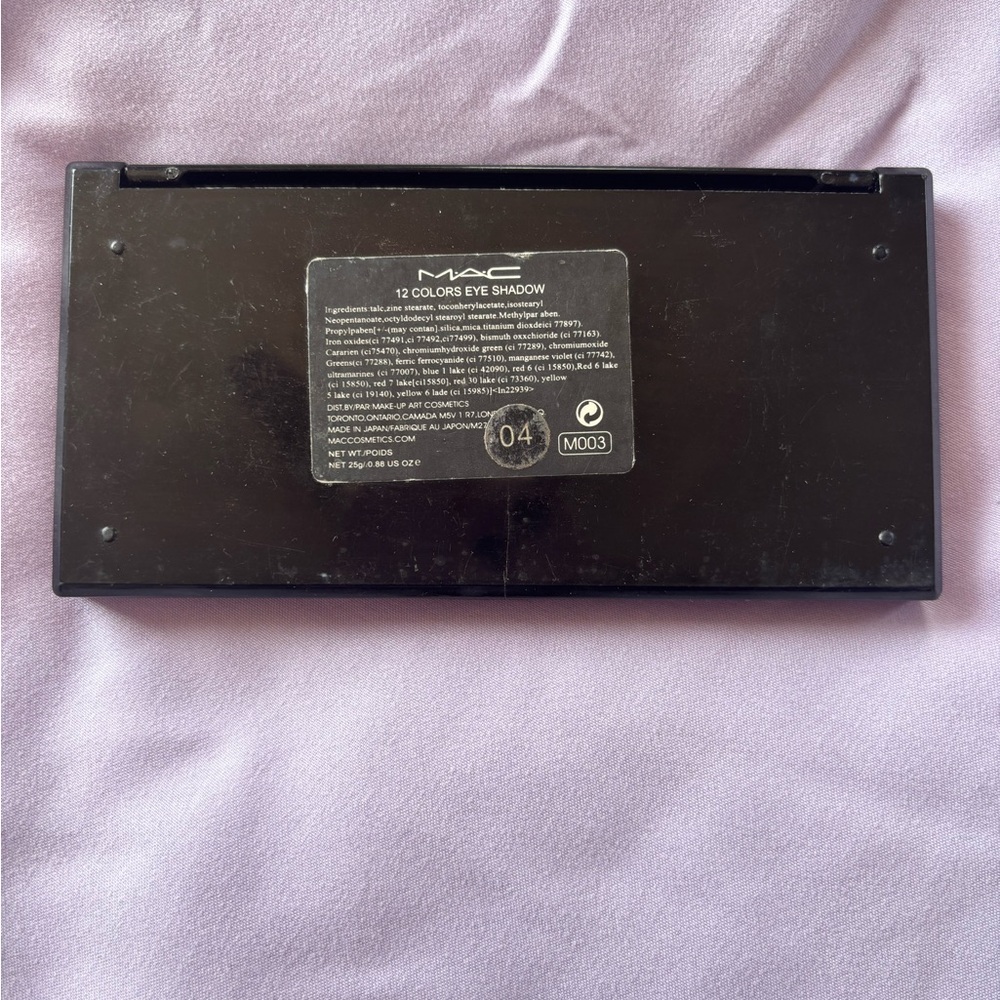MAC Hello Kitty 12 colors eye shadow - Picture 3 of 4